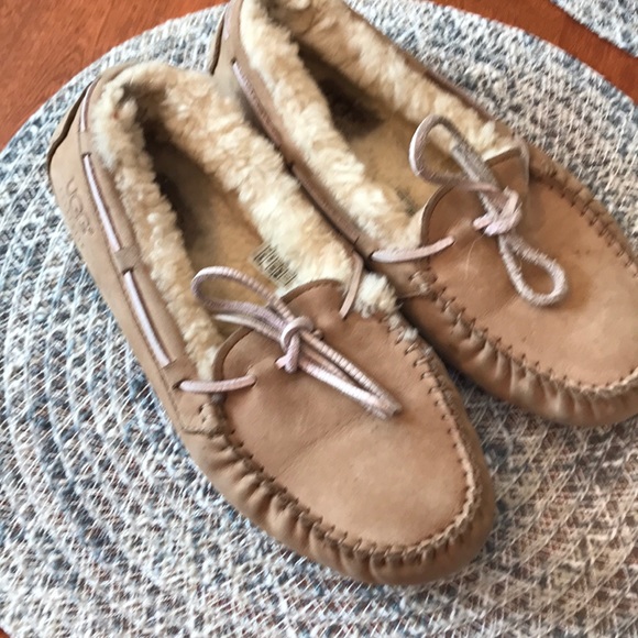 UGG Shoes - Ugg Dakota mocassins, US 7, EUC, pink laces, comfy